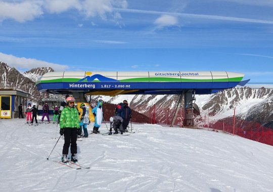 Seggiovia esaposto veloce che serve molte piste facili e soleggiate