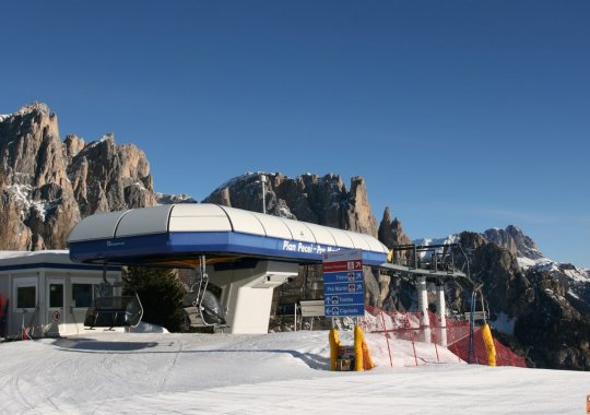 Impianto principale della skiarea Catinaccio in Val di Fassa, Trentino