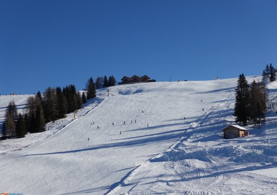 Pista facile Ciampai: tanto sole e bella neve in grado di soddisfare sia gli sciatori esperti che i principianti