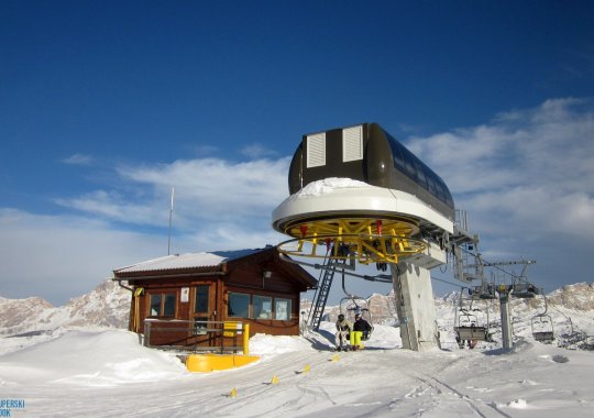 Seggiovia immersa nei boschi del Monte Cherz