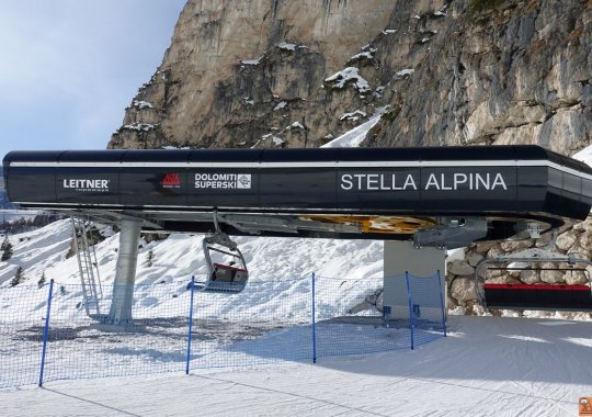 Seggiovia a servizio del campo scuola soleggiato di Colfosco