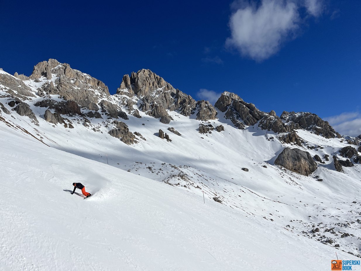 Snowboarder sul muro