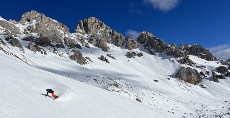 Snowboarder sul muro