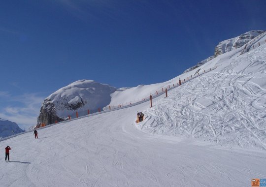 Pista nera ricca di cambi di pendenza e curvoni ai piedi del Sella
