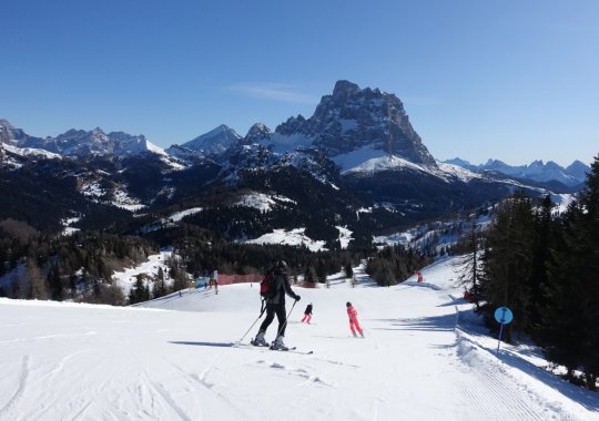 Fernazza: pista soleggiata e facile dello Ski Civetta con bel panorama sul Pelmo