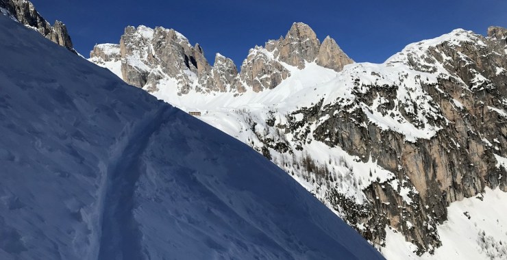 Traccia esposta con vista Rifugio Berti