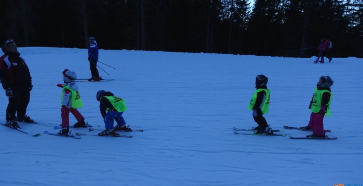 Bambini in gioco sulla neve