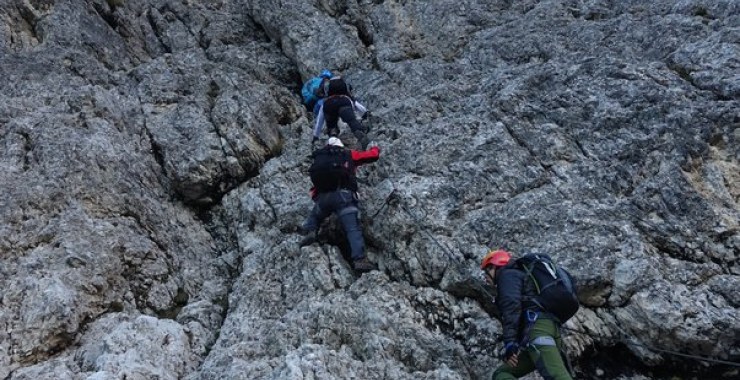 Escursionisti in ferrata