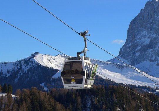 Cabinovia che porta nel cuore delle soleggiate piste del Seceda
