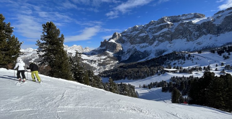 Sciatori davanti al muro