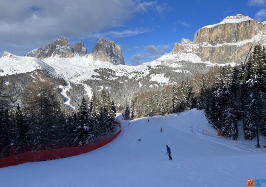 Rilassante e iper-panoramica pista con vedute da capogiro sulle pareti del Sella