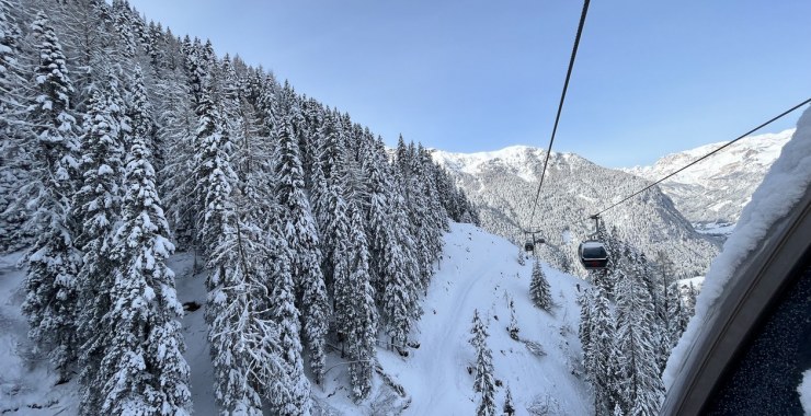 In viaggio sulla cabinovia Canazei - Pecol