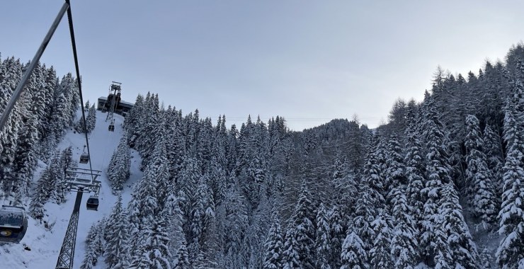 Tratto alto della cabinovia Canazei - Pecol
