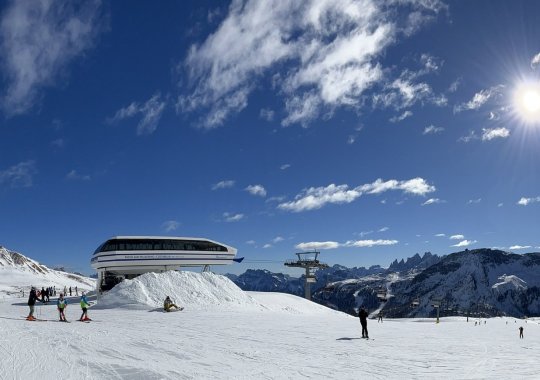 Veloce seggiovia che serve le soleggiate piste di Passo San Pellegrino