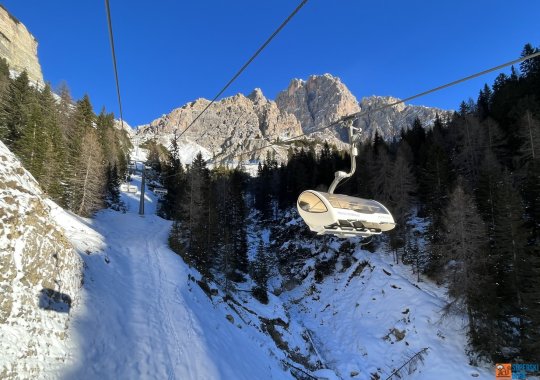 Veloce seggiovia quadriposto che porta nel cuore del maestoso Monte Cristallo