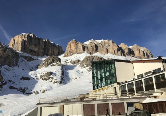 Funivia va e vieni per accedere alla "Terrazza delle Dolomiti"