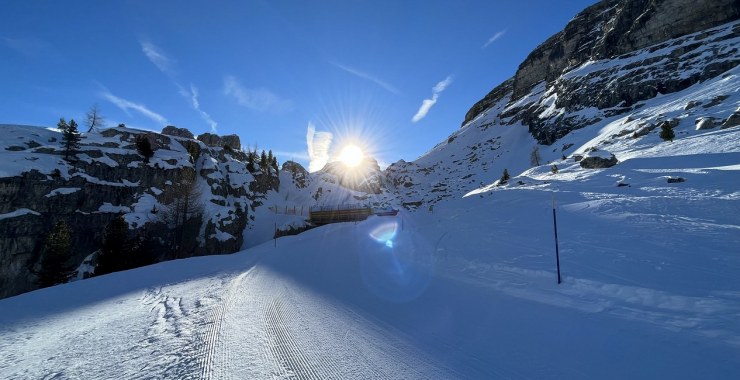 Ponte sul torrente innevato