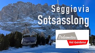 Seggiovia quadriposto che sale letteralmente ai piedi del Sassolungo